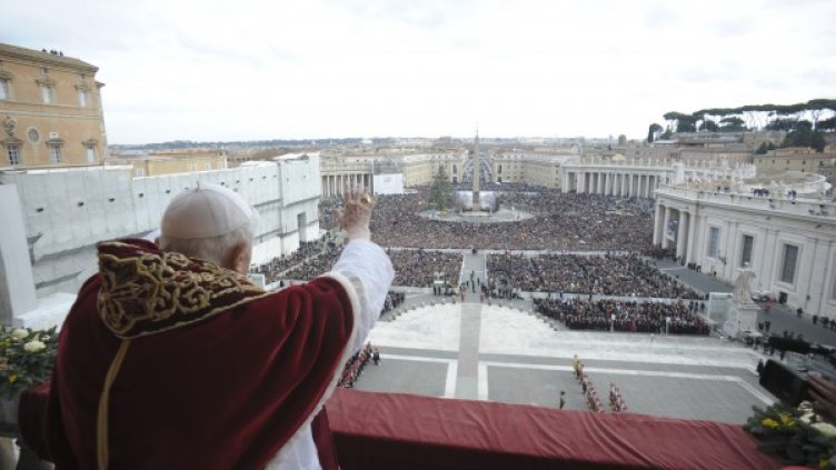 Папата поздравява поклониците. Снимка: Reuters