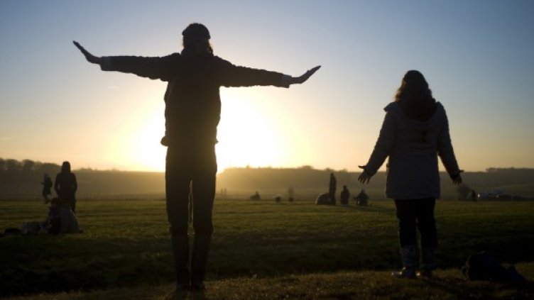 Скоро може да се припичаме на слънце с дрехите, за да си заредим мобилния телефон. Снимка: Архив Reuters