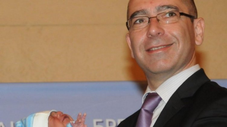 Бившият министър д-р Стефан Константинов ориса Янко, роден в края на 2011 г. Снимка: БулФото