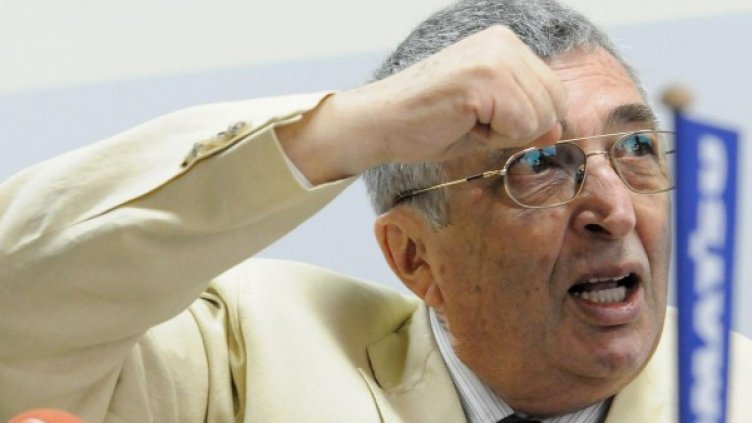 Бизнесменът обяснява как се е покривал, за да не види лицата на похитителите си. Снимка: БулФото