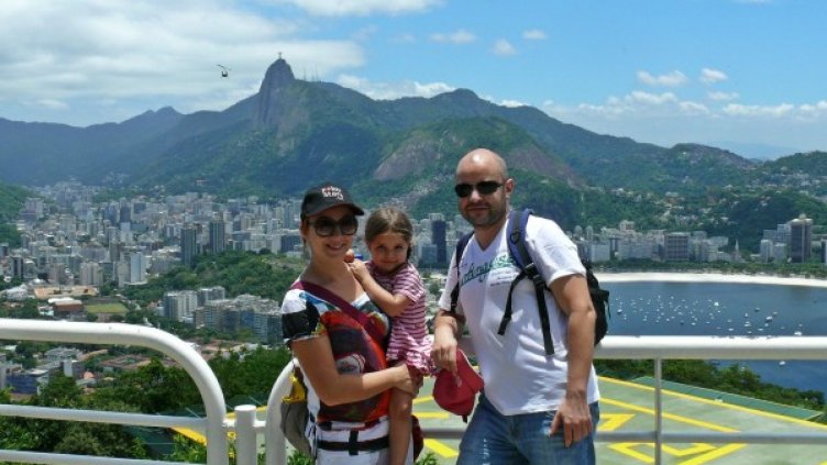 Аглая на границата между Аржентина и Чили Снимка: личен архив 
Славен и Аглая пред водопадите Игуасу Снимка: личен архив