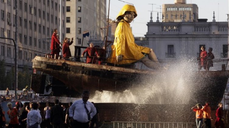 Royal De Luxe са известни със своите гигантски фигури. Снимка: Ройтерс