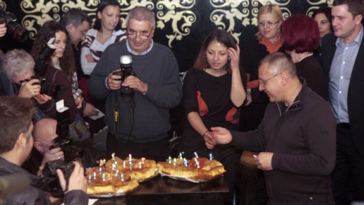 Станишев си взима късмет. Снимка: БСП