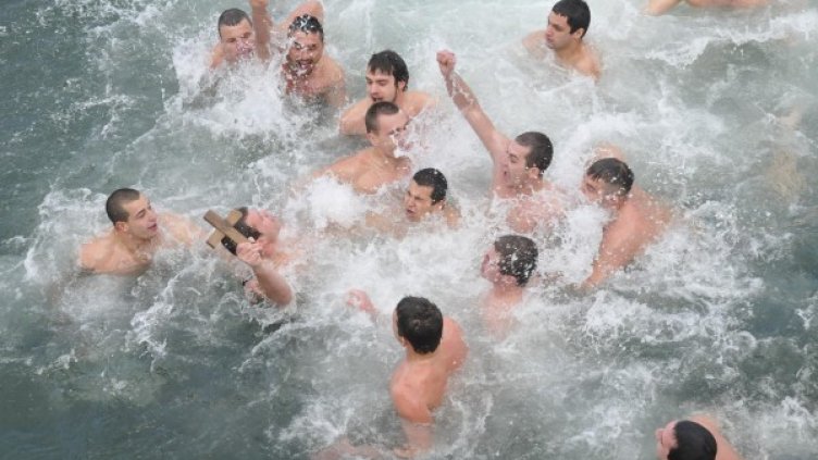 На Богоявление млади мъже вадят кръста от водата. Снимка: архив, Булфото
