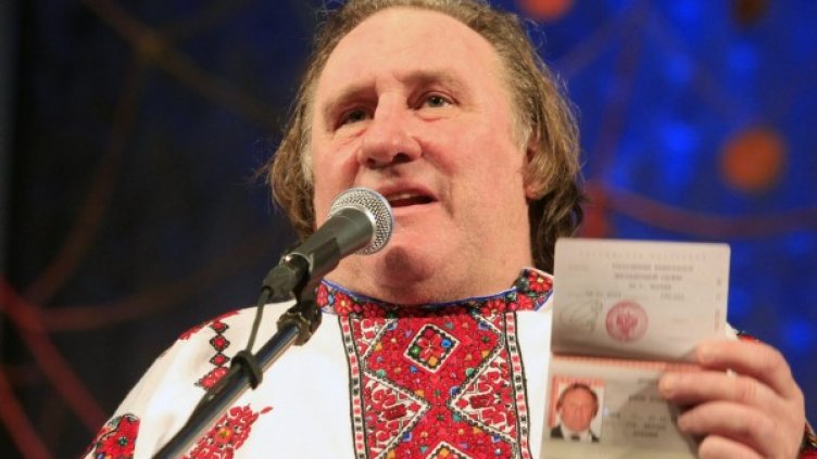 Депардийо размаха новия си руски паспорт Снимка: Reuters