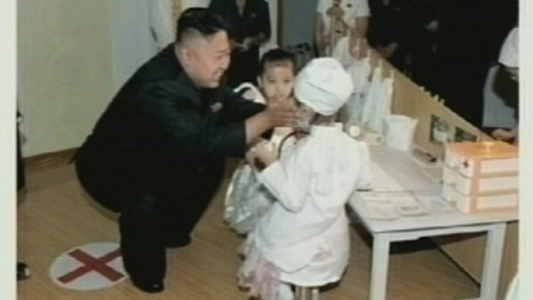 Ким Чен Ун поради на всяко дете по килограм бонбони. Снимка: архив, Reuters