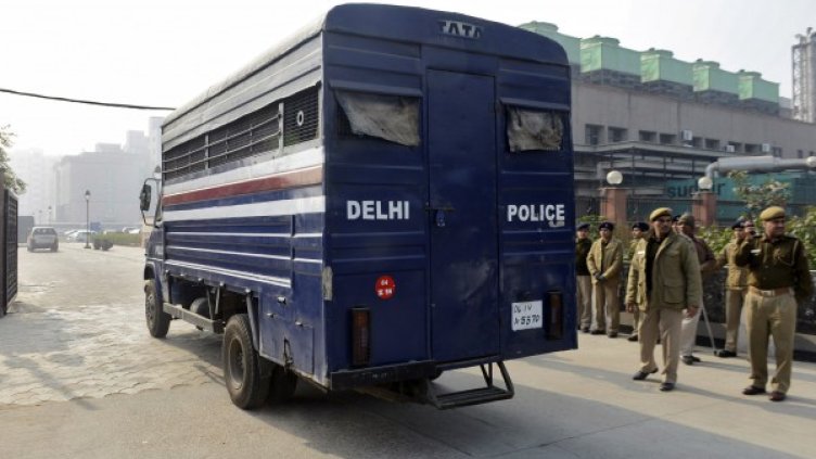 Полицейски автомобил докарва обвиняемите в съда. Снимка: Reuters