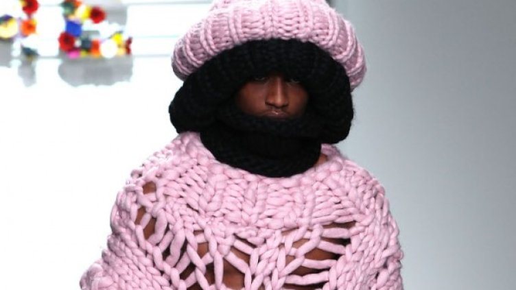 Скъпи, да не забравиш да си облечеш розовия пуловер!