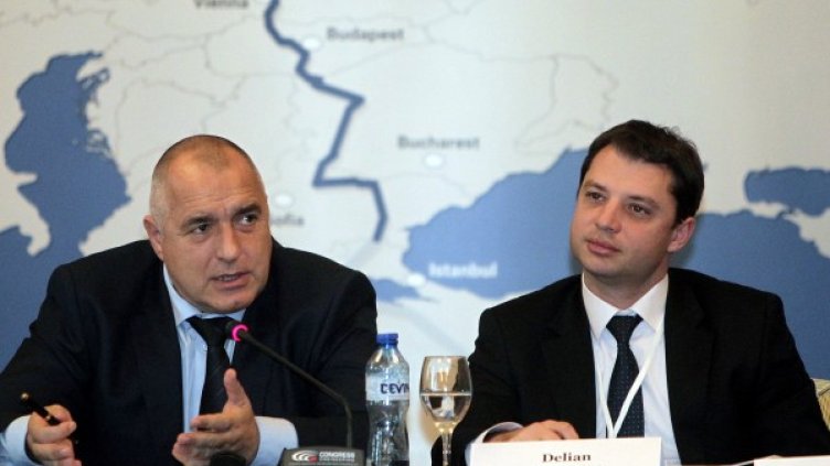 Бойко Борисов и Делян Добрев приветстват участниците в срещата. Снимка: БТА