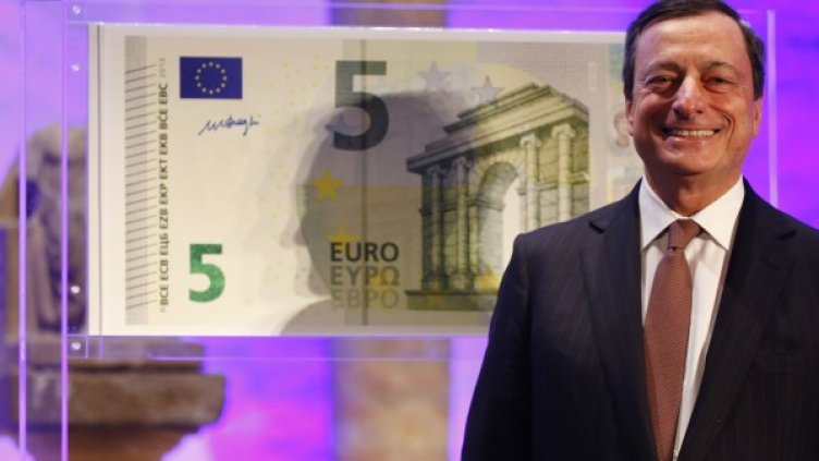 Марио Драги представи новата банкнота от 5 евро с надпис и на кирилица. Reuters