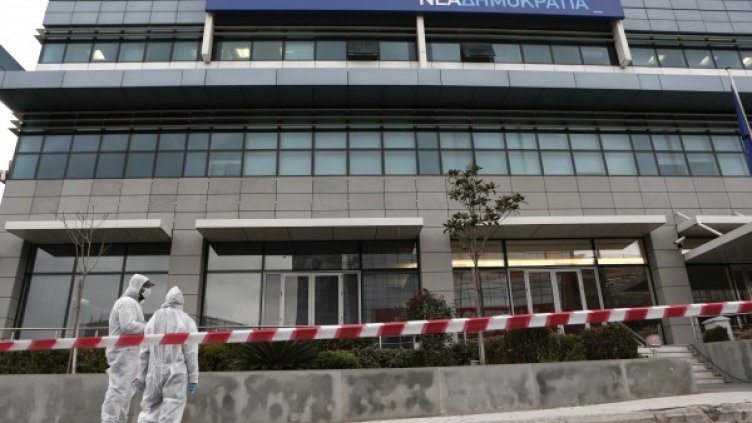 Неизвестни стреляха срещу централата на Нова демокрация. Снимка: Reuters