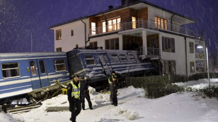 Жена подкара влак и го заби в къща. Снимка: Reuters
Влакът е налетял право в кухнята. Снимка: БТА