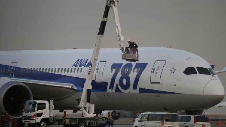 "Боинг 787" кацна принудително поради неизправност.  Снимка: Reuters