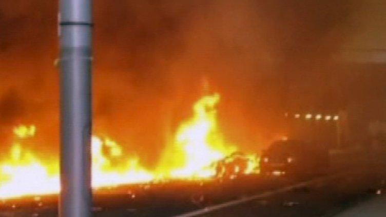 Останките след катастрофата на хеликоптер в Лондон 