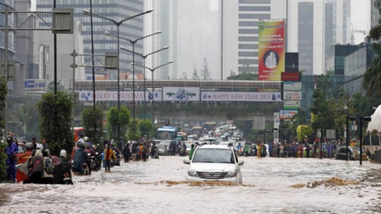 Вода до 4 метра заля половин Джакарта