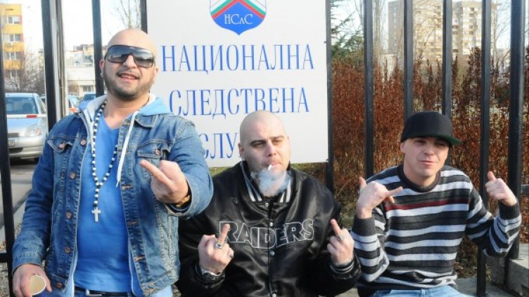 Шамара, Сарафа и Конса показват среден пръст пред НСлС Снимка: Булфото