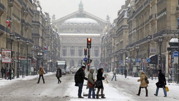 Снегът затрудни трафика в Париж.Снимка: БТА