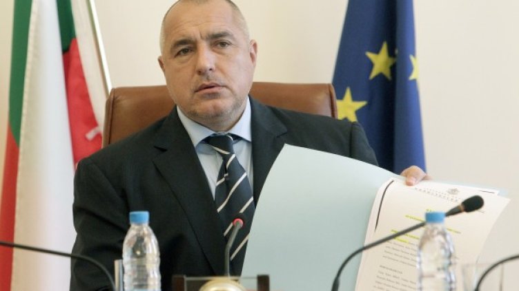 Борисов показва стенограмите и решенията. Снимка: БТА