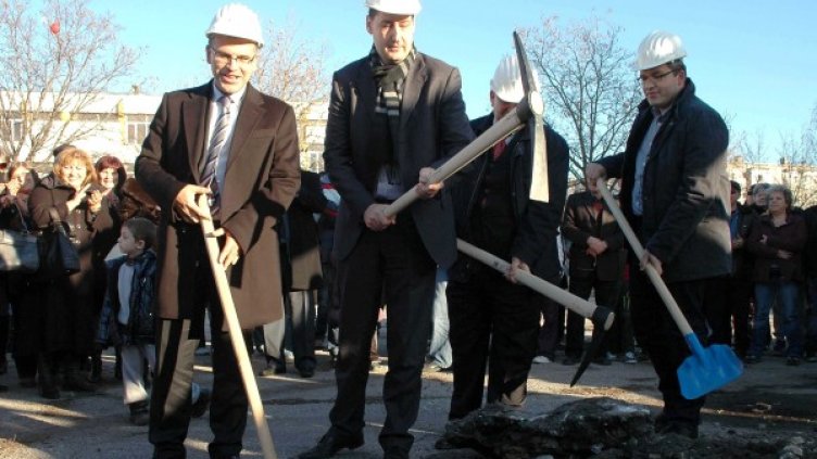 Симеон Дянков и кметът на Пловдив Иван Тотев правят първа копка на ново детско заведение. Снимка: БТА