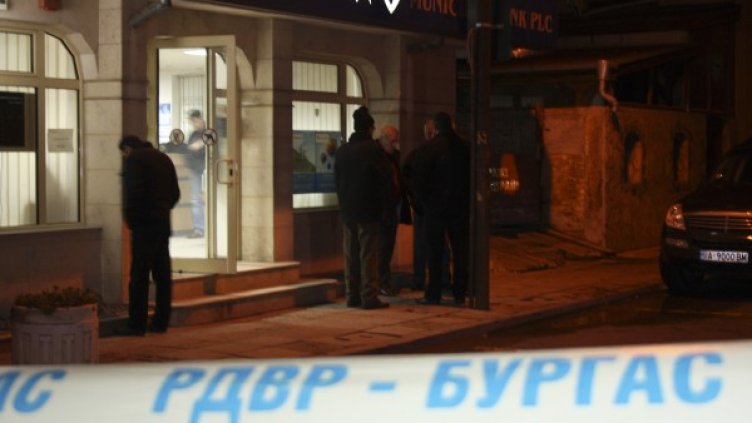 Маскирани обраха банка в Бургас. Снимка: Impact Press Group