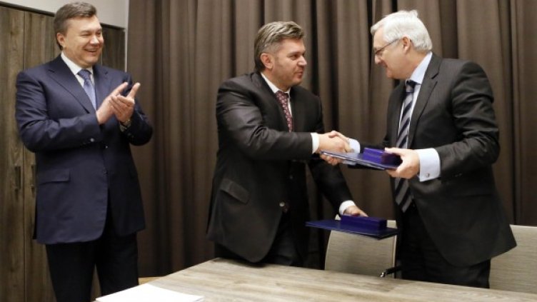 Янукович, Ставицки и Возер при подписването на договора. Снимка: Reuters