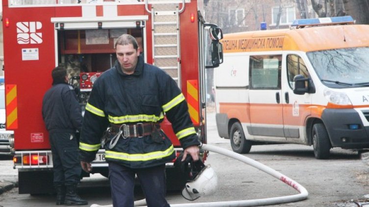 Две пожарни коли и линейка са пристигнали на мястото. Снимка: архив Булфото