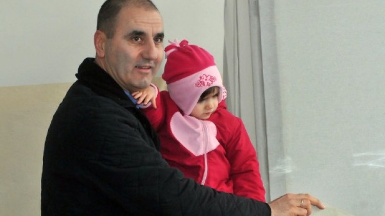 Вицепремиерът Цветан Цветанов дава своя вот заедно с най-малката си дъщеря София. Снимка: Булфото