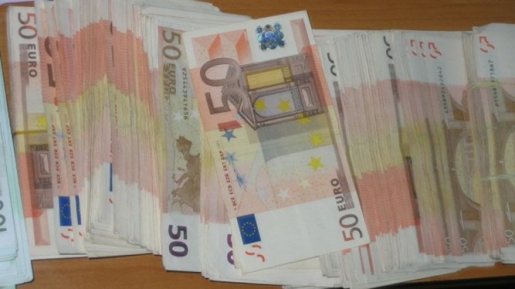 Парите са били укрити и в буса. Снимка: Агенция "Митници"