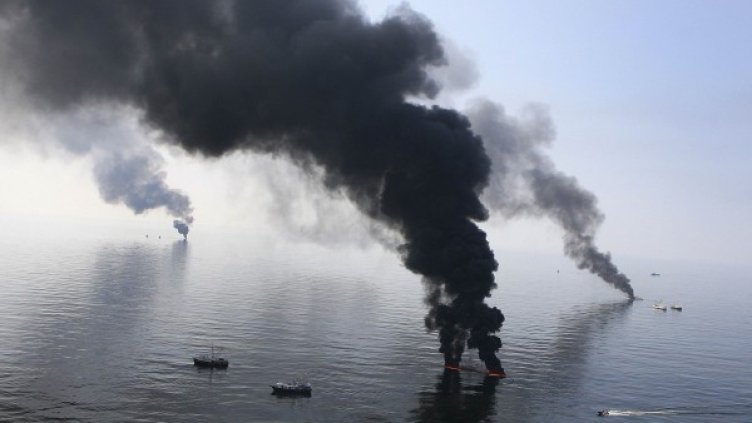 Контролирано изгаряне на разлетия петрол през юни 2010 г. Снимка: Ройтерс