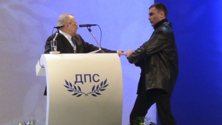 ЕК коментира, че нападенията срещу Доган и Баретата са от изцяло вътрешен характер. Снимка: Reuters