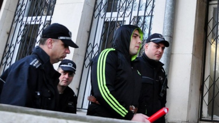 Полицаи водят Петър към съдебната зала. Снимка: Булфото 
Лелята на Женя - Светла Тодорова, криеше лицето си в съда. Снимка: БТА