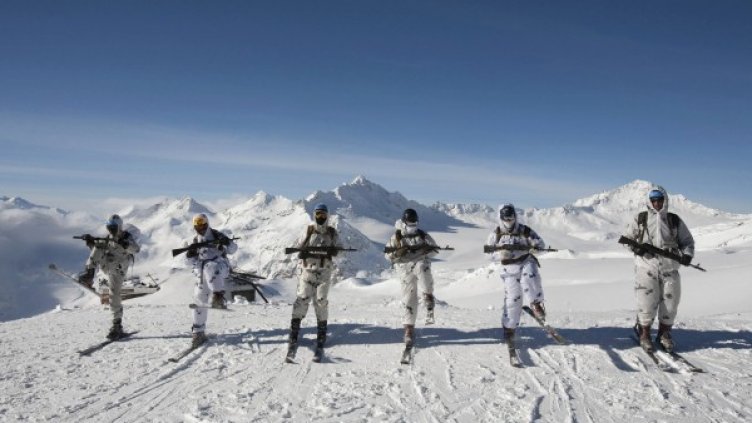 Руски войници на учение на надморска височина от 3500 метра по склоновете на връх Елбрус в Кавказ. Снимка: архив, Reuters