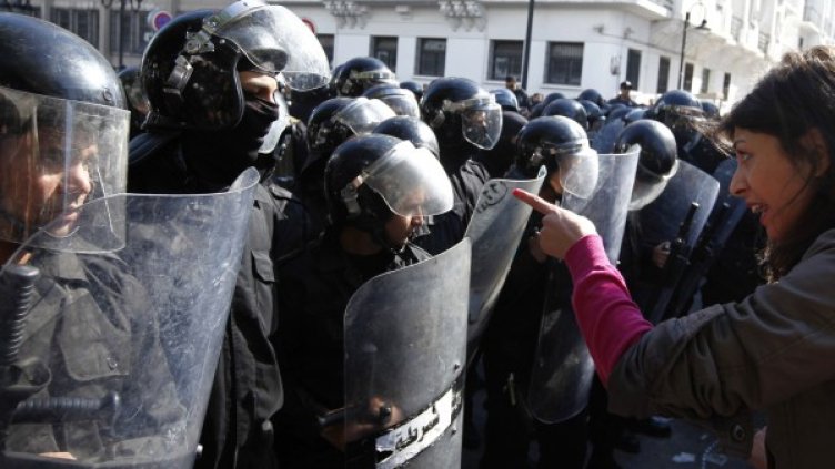 Полицаи срещу протестиращи в Тунис. Снимка: Reuters