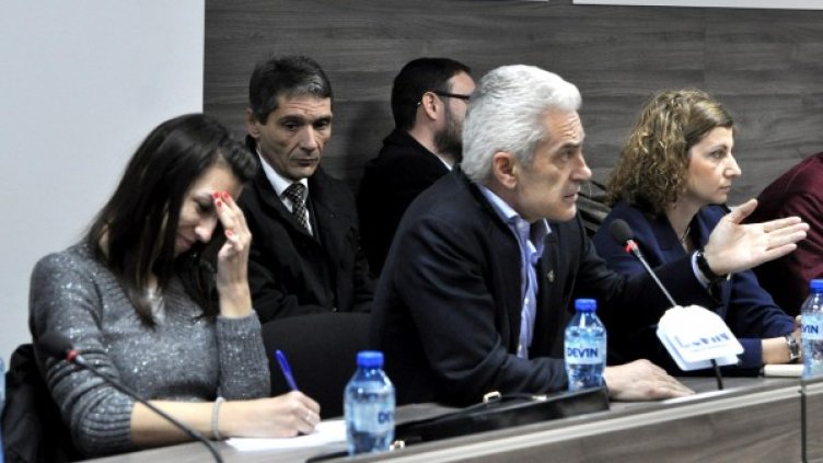 Пол Нутъл (вляво) и Слави Бинев (вдясно). Снимка: Dnes.bg
Волен Сидеров нахълта и стоя около 30 минути на пресконференцията. Снимка: Булфото