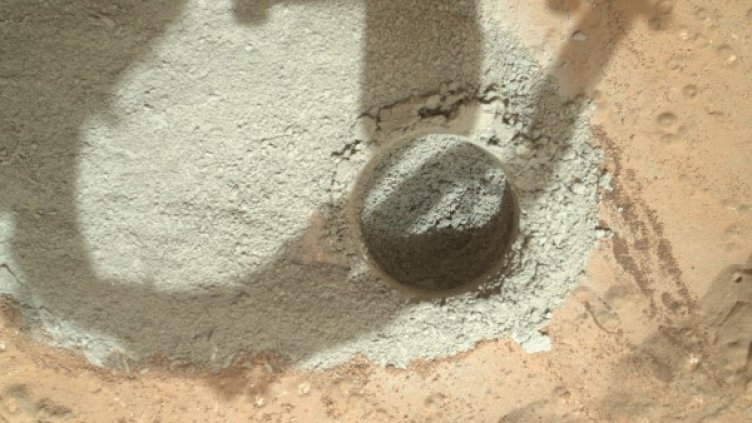 Дупката в скалата, направена от "Curiosity". Снимка: NASA/Reuters