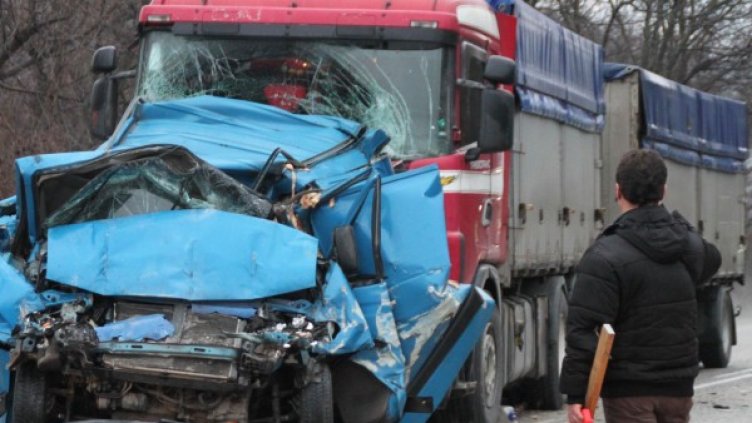 Микробусът е силно смачкан. Снимка: БулФото