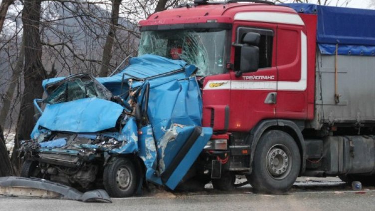 Тежка катастрофа край Килифарево отне живота на човек. Снимка: БулФото