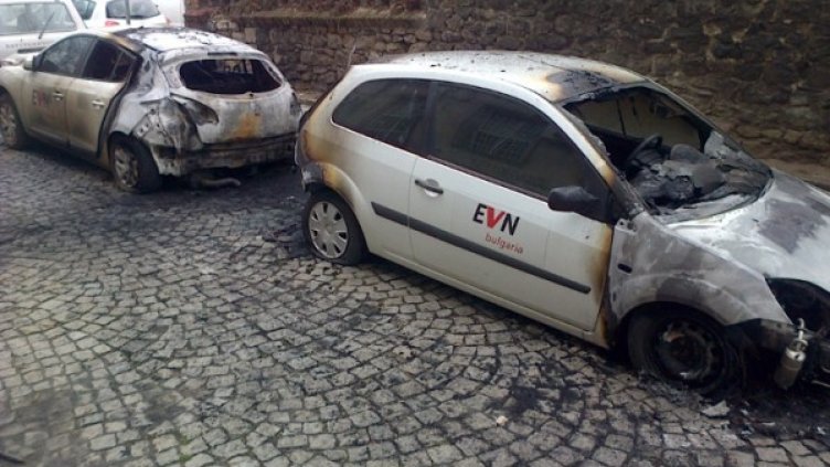 В Пловдив подпалиха два автомобила на EVN. Снимка: Dnes.bg
