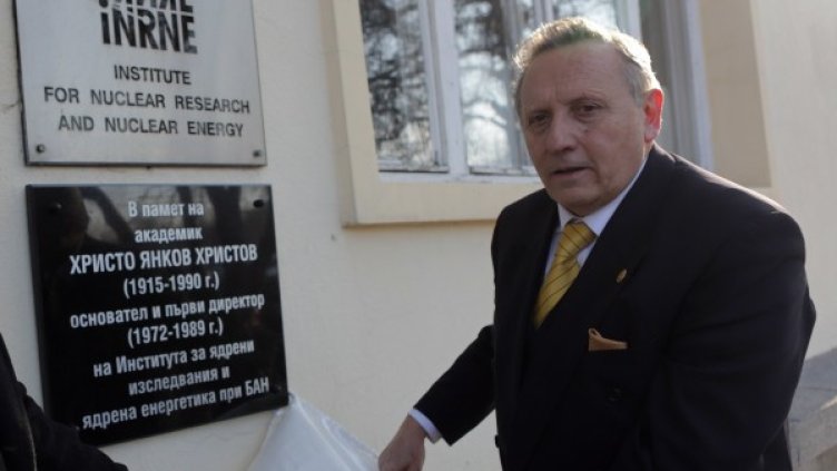 Министърът открива паметна плоча. Снимка: БТА