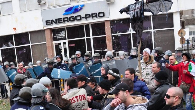 Протестиращи във Варна. Снимка: Булфото