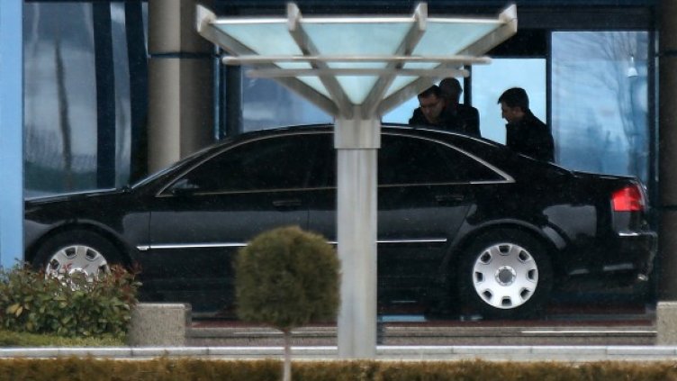 Дянков "прелетя" през чакащите го журналисти. Снимка: БТА