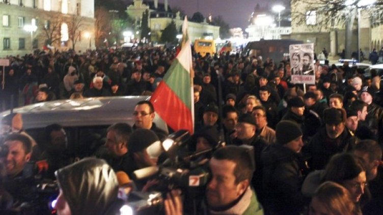 "Мафия!" скандират протестиращи 