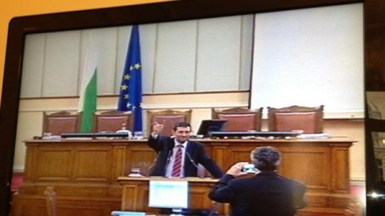 Терзийски позира за снимка от парламентарната трибуна Снимка: Facebook