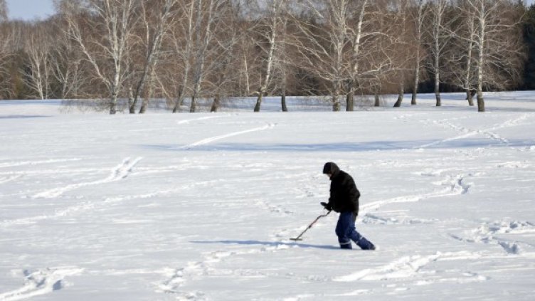 Човек издирва парчета от метеорита. Снимка: Reuters