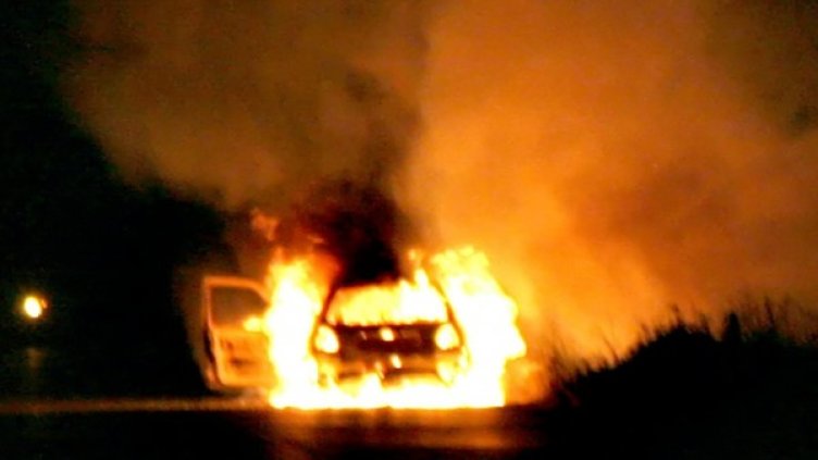 Автомобилът е напълно изгорял. Снимка: архив Булфото