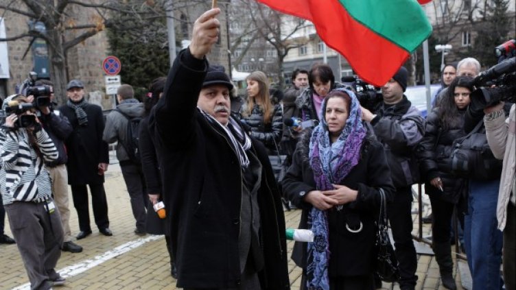 Ашим Асан заплаши, че ще се запали пред президентството. Снимка: БТА