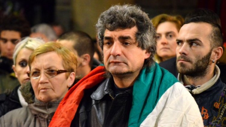 Протестиращи се събраха във Варна на молебен за здравето на самозапалилия се Пламен Снимка: Булфото