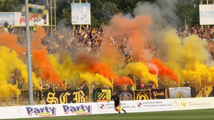 Верните фенове на "канарчетата" ще отбележат вековния юбилей на отбора си с концерт на Deep Purple. Снимка: Булфото, архив