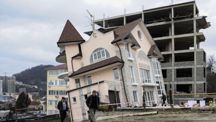 Сградата се е наклонила след срутване в тунел. Снимка: Reuters