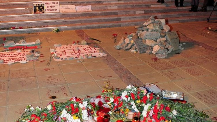 Грамада камъни изникна под прозорците на варненския кмет